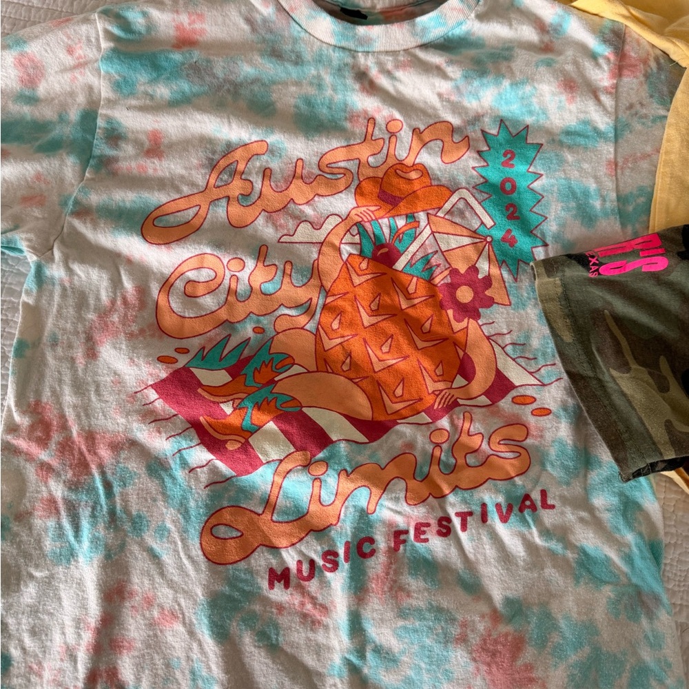 Bundle of 3 trendy t-shirts! - Picture 2 of 4